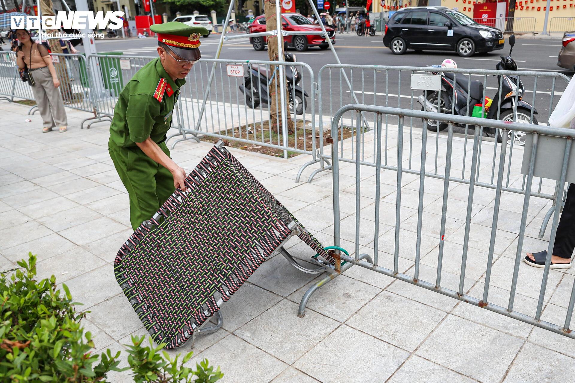 Người dân mang lều bạt, ngủ hai đêm ngoài đường để xem diễu binh 2/9- Ảnh 16.