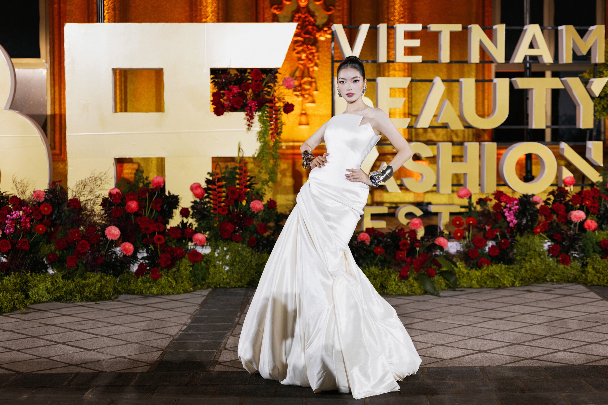 50 Hoa - Á hậu, thí sinh Miss Grand Vietnam 2025 diện áo dài hát mừng Quốc khánh 2/9, toả sáng tại sự kiện thời trang quy mô- Ảnh 1. 50 Hoa - Á hậu, thí sinh Miss Grand Vietnam 2025 diện áo dài hát mừng Quốc khánh 2/9, toả sáng tại sự kiện thời trang quy mô- Ảnh 1.