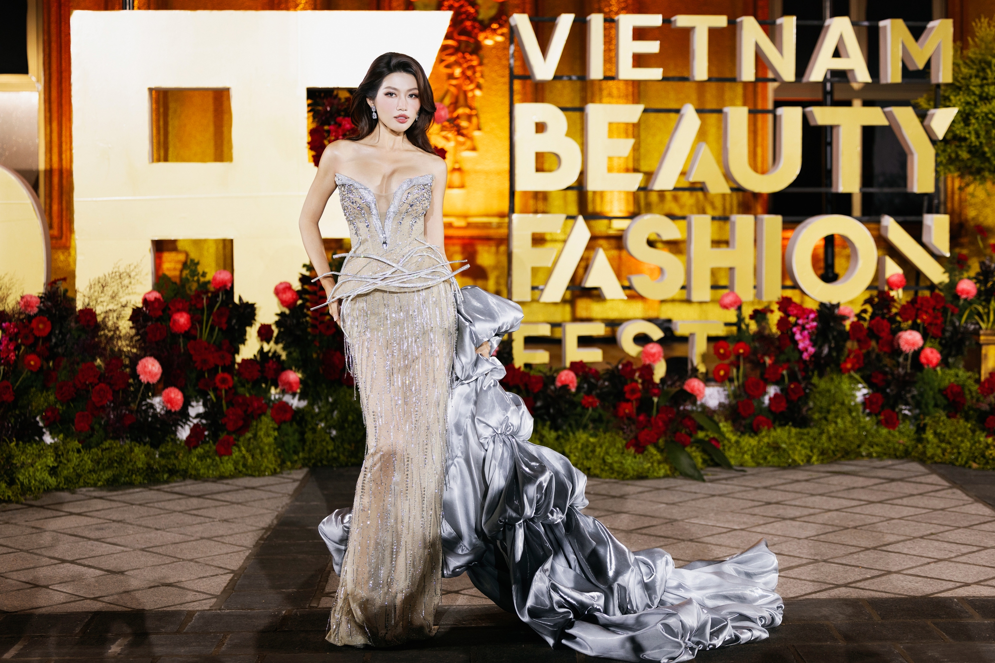 50 Hoa - Á hậu, thí sinh Miss Grand Vietnam 2025 diện áo dài hát mừng Quốc khánh 2/9, toả sáng tại sự kiện thời trang quy mô- Ảnh 10. 50 Hoa - Á hậu, thí sinh Miss Grand Vietnam 2025 diện áo dài hát mừng Quốc khánh 2/9, toả sáng tại sự kiện thời trang quy mô- Ảnh 10.