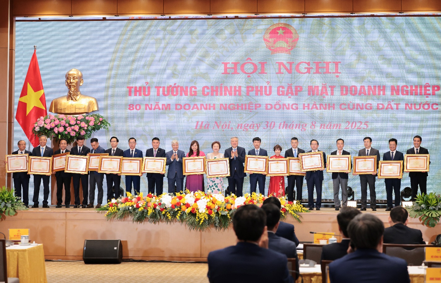 LPBank đón nhận bằng khen của Thủ tướng tại Hội nghị 80 năm doanh nghiệp- Ảnh 1. LPBank đón nhận bằng khen của Thủ tướng tại Hội nghị 80 năm doanh nghiệp- Ảnh 1.