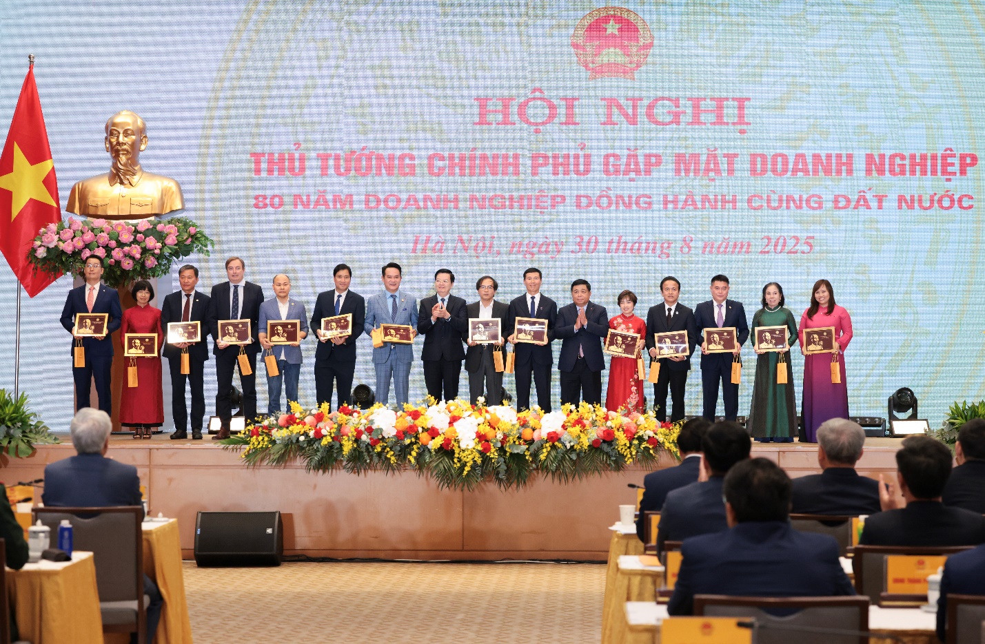 LPBank đón nhận bằng khen của Thủ tướng tại Hội nghị 80 năm doanh nghiệp- Ảnh 2. LPBank đón nhận bằng khen của Thủ tướng tại Hội nghị 80 năm doanh nghiệp- Ảnh 2.