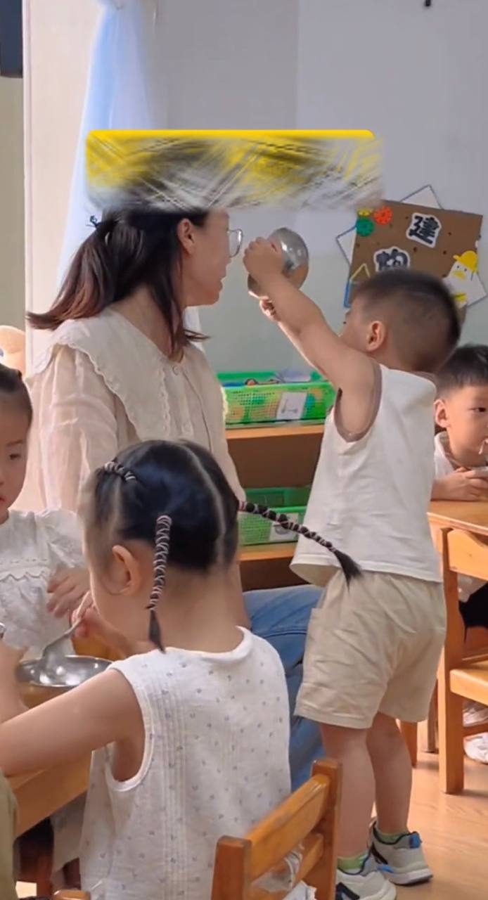 Vì sao cảnh cậu bé giơ bát cơm trong giờ ăn tại trường mầm non lại gây sốt MXH?- Ảnh 1.