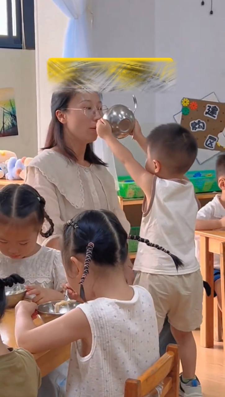 Vì sao cảnh cậu bé giơ bát cơm trong giờ ăn tại trường mầm non lại gây sốt MXH?- Ảnh 3.