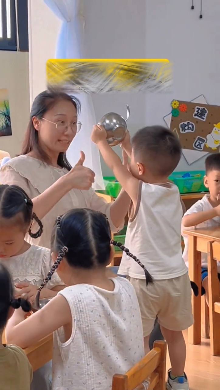 Vì sao cảnh cậu bé giơ bát cơm trong giờ ăn tại trường mầm non lại gây sốt MXH?- Ảnh 4.