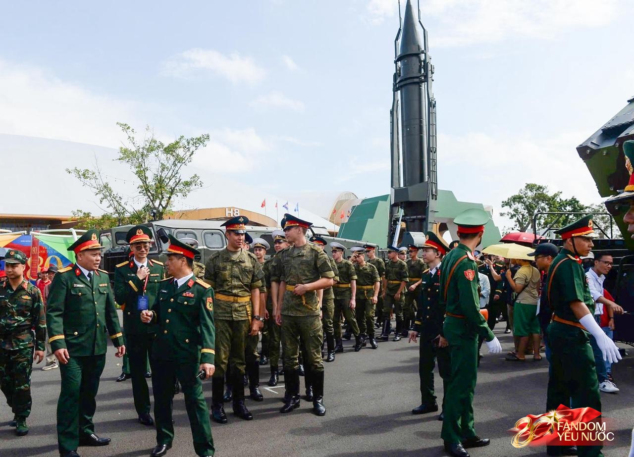Hot nhất tại Trung tâm Triển lãm quốc gia hôm nay: Quân nhân Nga, Lào, Campuchia bất ngờ xuất hiện trong sự chào đón của người dân- Ảnh 11. Hot nhất tại Trung tâm Triển lãm quốc gia hôm nay: Quân nhân Nga, Lào, Campuchia bất ngờ xuất hiện trong sự chào đón của người dân- Ảnh 11.