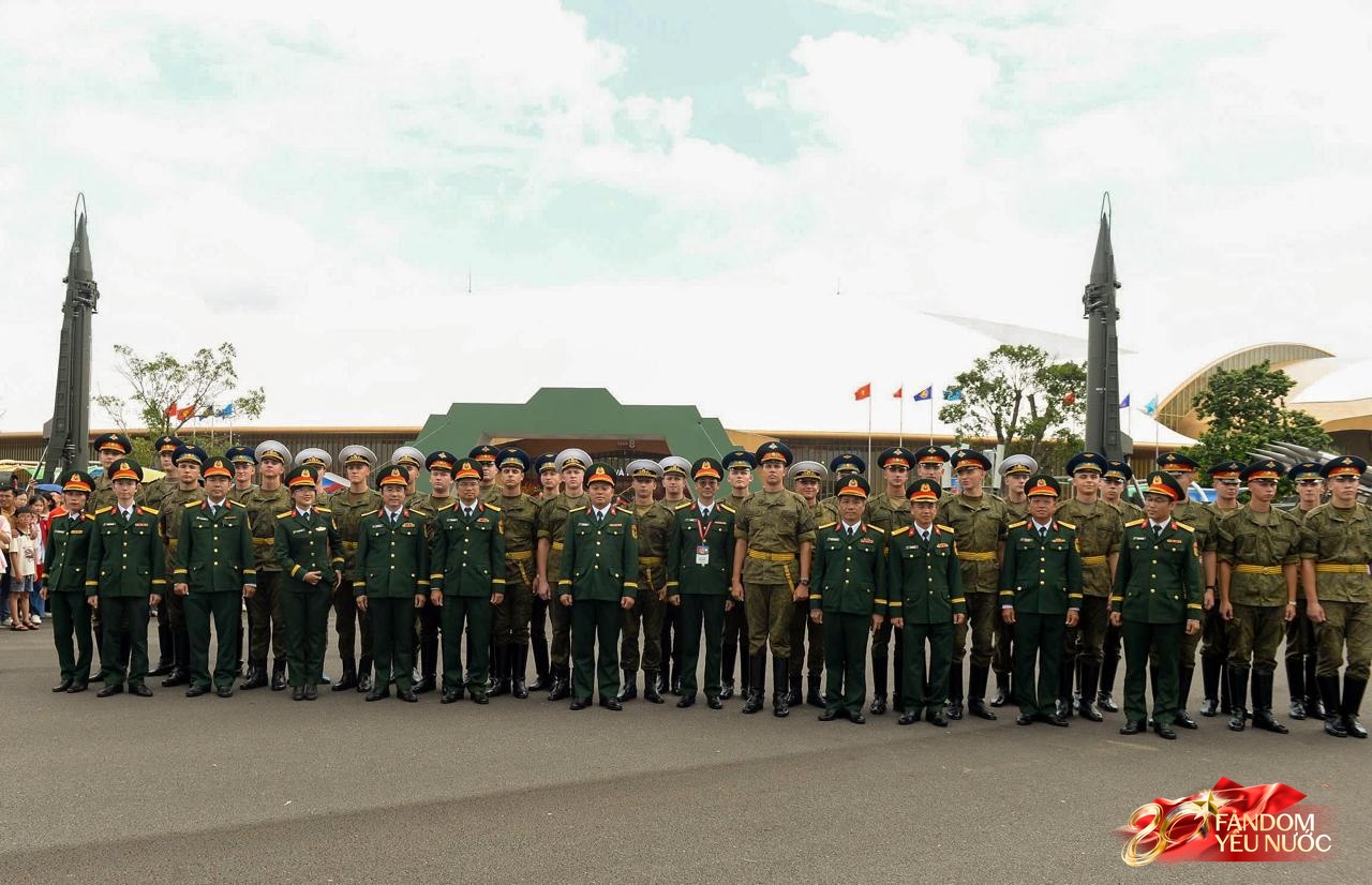 Hot nhất tại Trung tâm Triển lãm quốc gia hôm nay: Quân nhân Nga, Lào, Campuchia bất ngờ xuất hiện trong sự chào đón của người dân- Ảnh 3. Hot nhất tại Trung tâm Triển lãm quốc gia hôm nay: Quân nhân Nga, Lào, Campuchia bất ngờ xuất hiện trong sự chào đón của người dân- Ảnh 3.