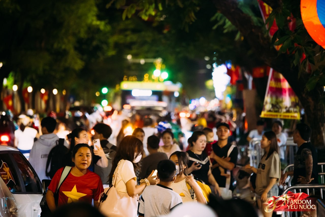 Cảnh tượng khó tin tại trung tâm Hà Nội vào đêm ngày 31/8, rạng sáng ngày 1/9- Ảnh 16. Cảnh tượng khó tin tại trung tâm Hà Nội vào đêm ngày 31/8, rạng sáng ngày 1/9- Ảnh 16.
