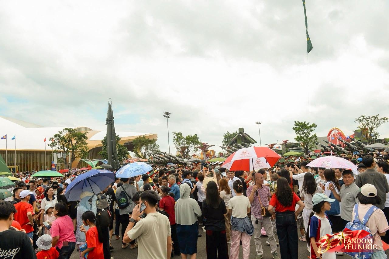 Hot nhất tại Trung tâm Triển lãm quốc gia hôm nay: Quân nhân Nga, Lào, Campuchia bất ngờ xuất hiện trong sự chào đón của người dân- Ảnh 5. Hot nhất tại Trung tâm Triển lãm quốc gia hôm nay: Quân nhân Nga, Lào, Campuchia bất ngờ xuất hiện trong sự chào đón của người dân- Ảnh 5.
