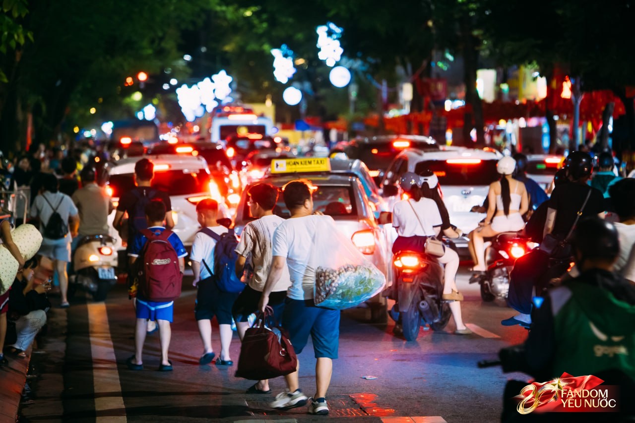 Cảnh tượng khó tin tại trung tâm Hà Nội vào đêm ngày 31/8, rạng sáng ngày 1/9- Ảnh 15. Cảnh tượng khó tin tại trung tâm Hà Nội vào đêm ngày 31/8, rạng sáng ngày 1/9- Ảnh 15.
