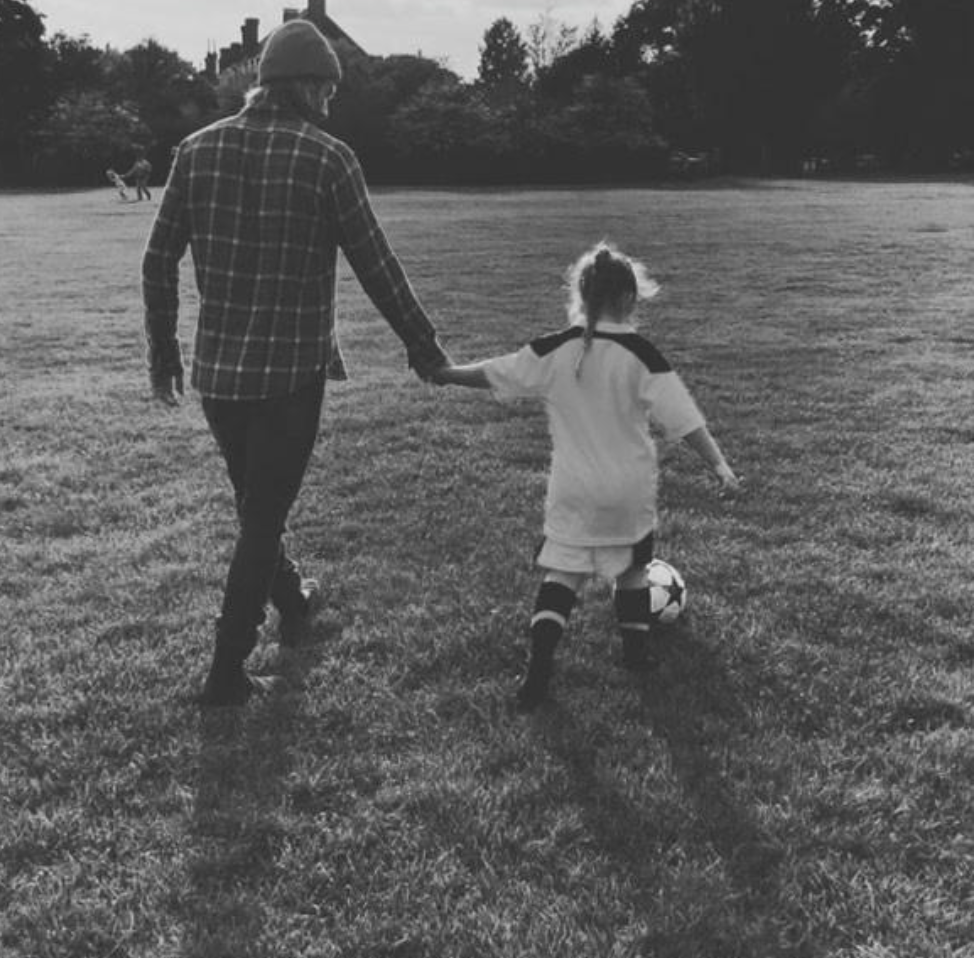 Harper Beckham: Công chúa nhà Becks thành thạo 5 môn thể thao, giành huy chương judo, nắm tay Messi ra sân bóng- Ảnh 2.