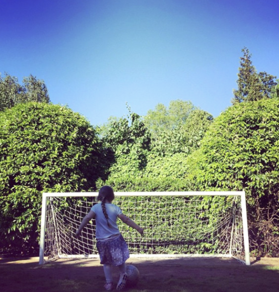 Harper Beckham: Công chúa nhà Becks thành thạo 5 môn thể thao, giành huy chương judo, nắm tay Messi ra sân bóng- Ảnh 3.