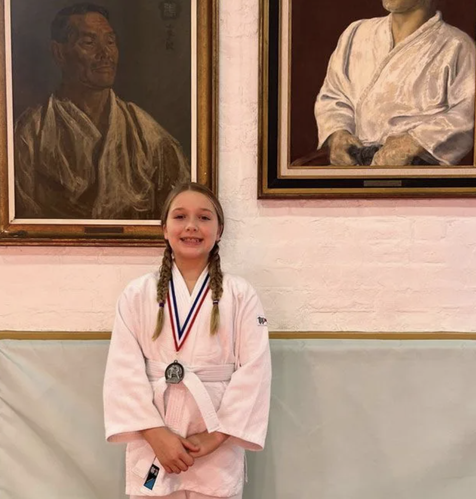 Harper Beckham: Công chúa nhà Becks thành thạo 5 môn thể thao, giành huy chương judo, nắm tay Messi ra sân bóng- Ảnh 1.