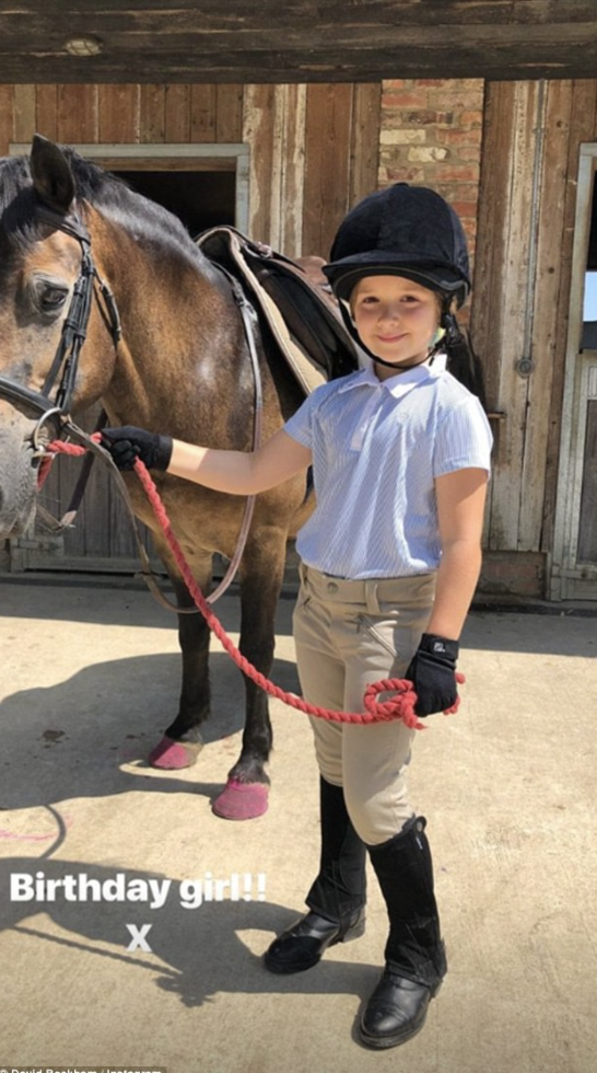 Harper Beckham: Công chúa nhà Becks thành thạo 5 môn thể thao, giành huy chương judo, nắm tay Messi ra sân bóng- Ảnh 6.