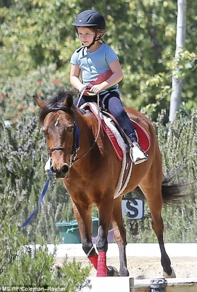 Harper Beckham: Công chúa nhà Becks thành thạo 5 môn thể thao, giành huy chương judo, nắm tay Messi ra sân bóng- Ảnh 7.