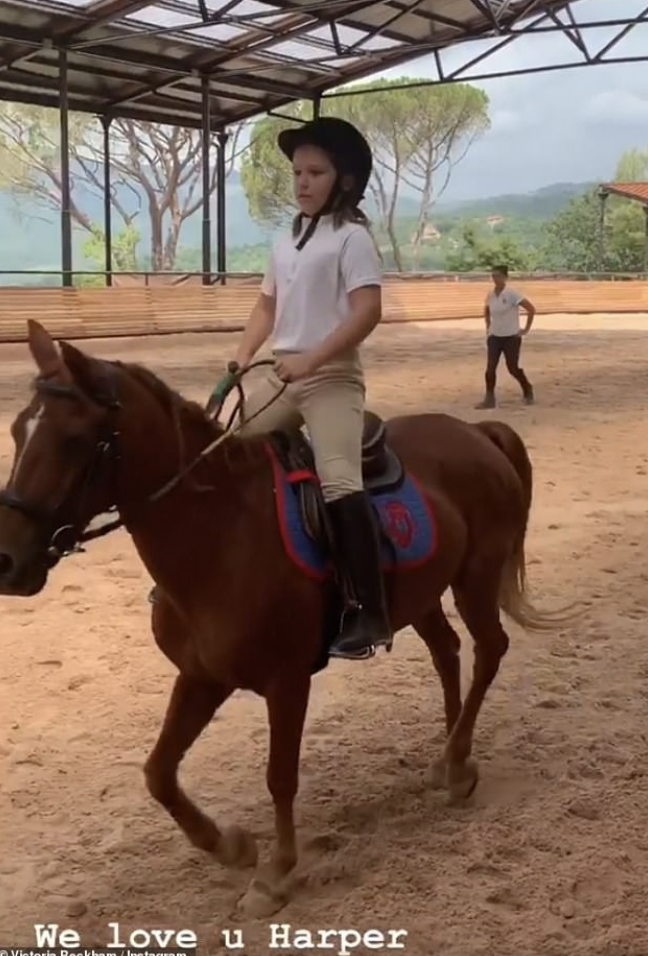 Harper Beckham: Công chúa nhà Becks thành thạo 5 môn thể thao, giành huy chương judo, nắm tay Messi ra sân bóng- Ảnh 8.