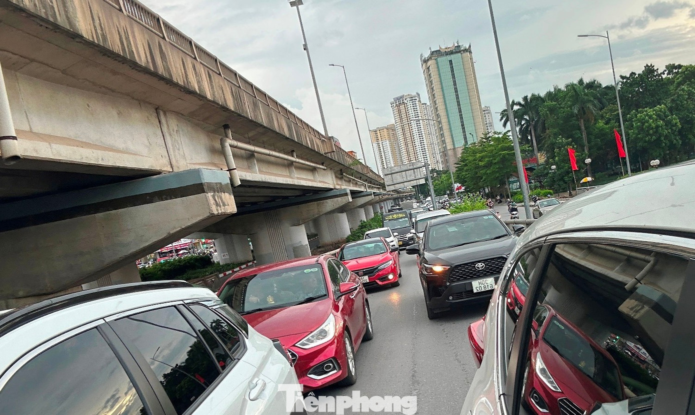 Phương tiện tăng gấp 2 - 3 lần, cửa ngõ Hà Nội và cao tốc ùn tắc kéo dài- Ảnh 1. Phương tiện tăng gấp 2 - 3 lần, cửa ngõ Hà Nội và cao tốc ùn tắc kéo dài- Ảnh 1.