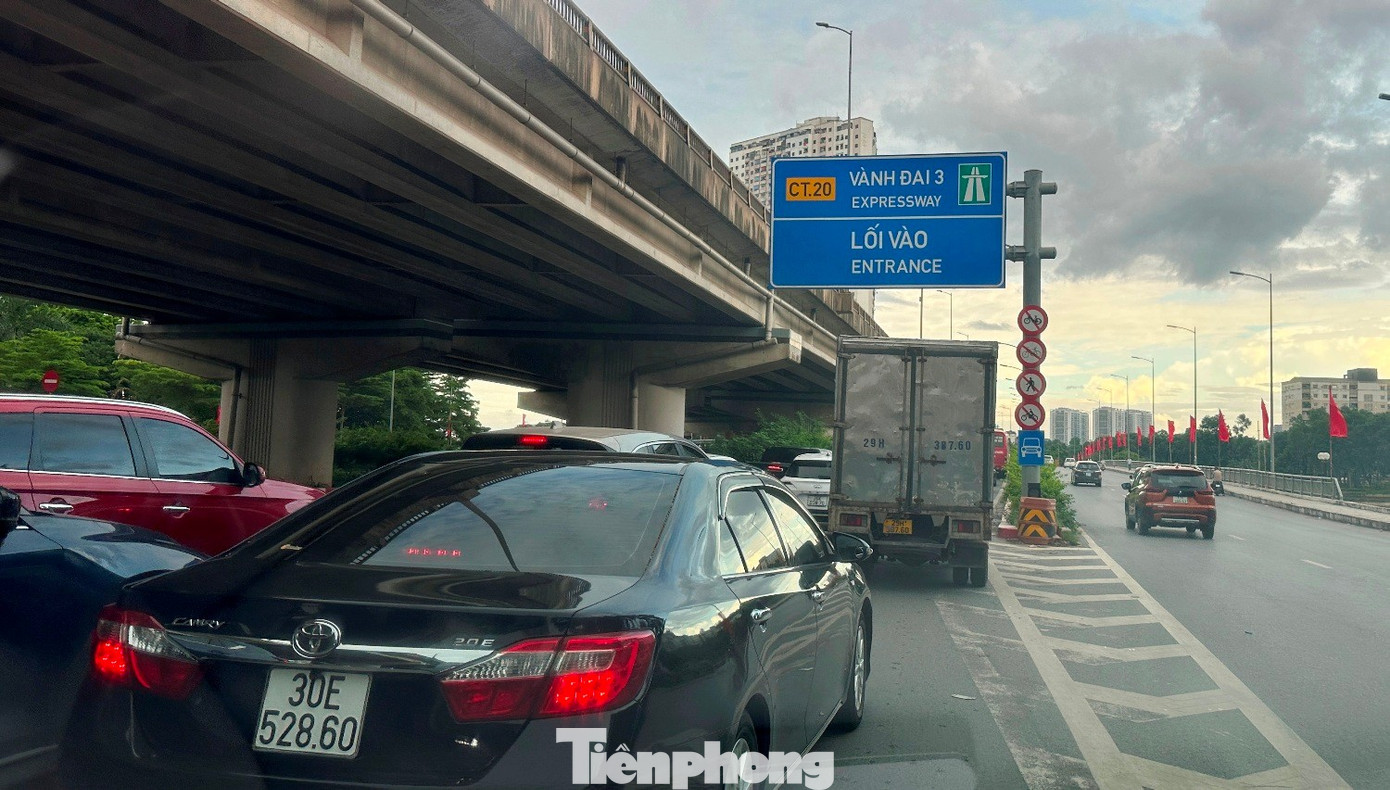 Phương tiện tăng gấp 2 - 3 lần, cửa ngõ Hà Nội và cao tốc ùn tắc kéo dài- Ảnh 2. Phương tiện tăng gấp 2 - 3 lần, cửa ngõ Hà Nội và cao tốc ùn tắc kéo dài- Ảnh 2.