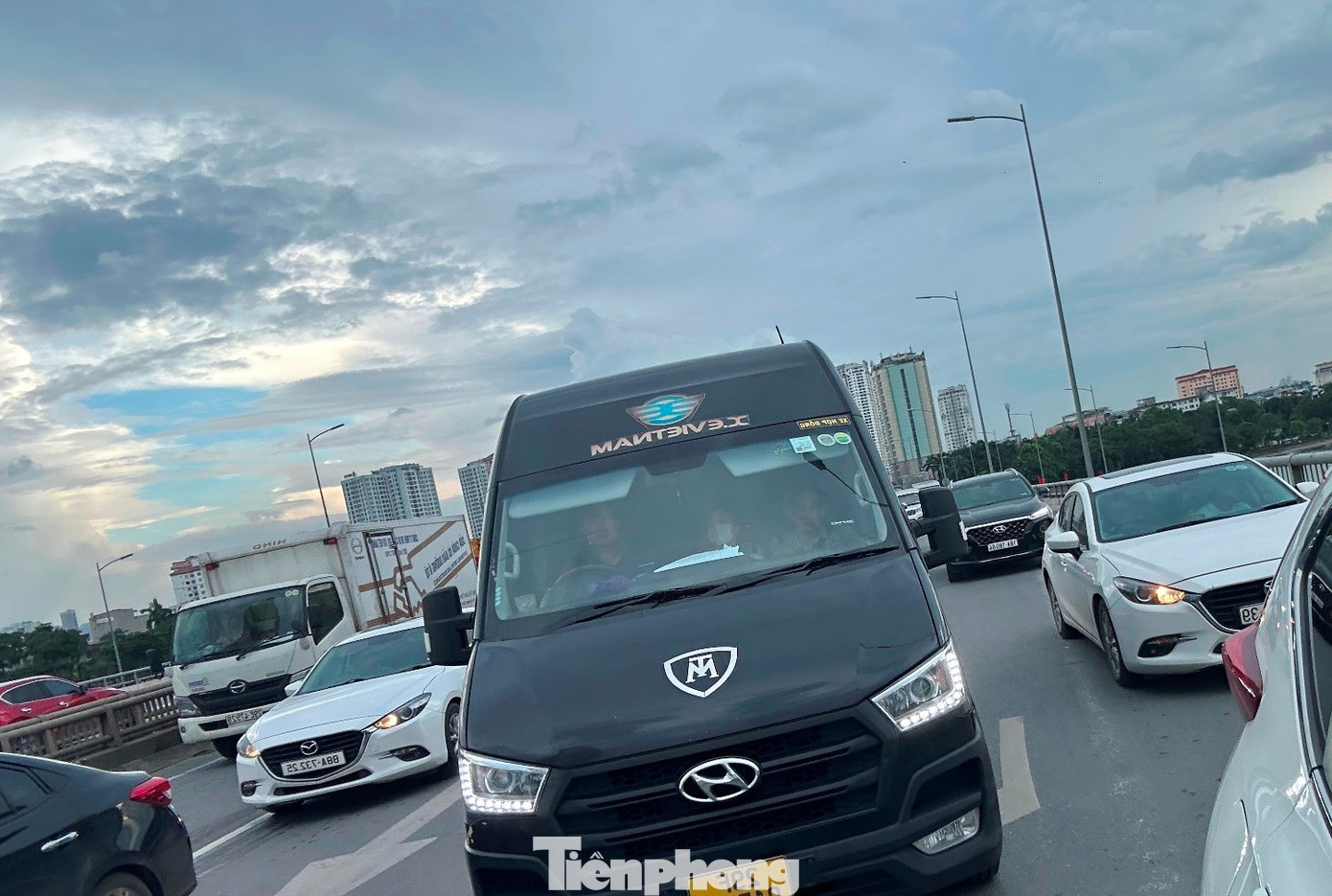 Phương tiện tăng gấp 2 - 3 lần, cửa ngõ Hà Nội và cao tốc ùn tắc kéo dài- Ảnh 4. Phương tiện tăng gấp 2 - 3 lần, cửa ngõ Hà Nội và cao tốc ùn tắc kéo dài- Ảnh 4.