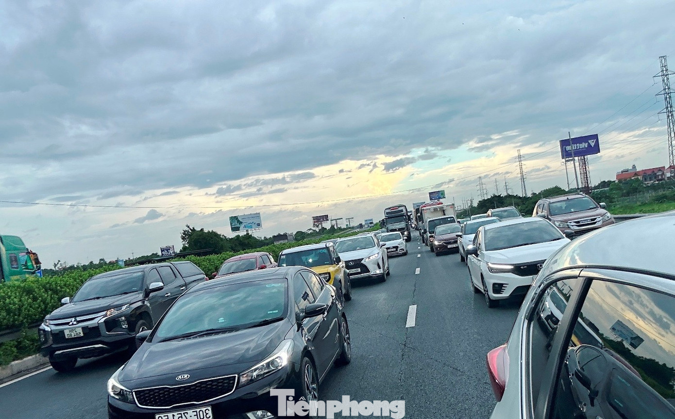 Phương tiện tăng gấp 2 - 3 lần, cửa ngõ Hà Nội và cao tốc ùn tắc kéo dài- Ảnh 6. Phương tiện tăng gấp 2 - 3 lần, cửa ngõ Hà Nội và cao tốc ùn tắc kéo dài- Ảnh 6.
