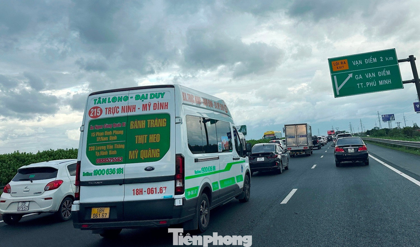 Phương tiện tăng gấp 2 - 3 lần, cửa ngõ Hà Nội và cao tốc ùn tắc kéo dài- Ảnh 7. Phương tiện tăng gấp 2 - 3 lần, cửa ngõ Hà Nội và cao tốc ùn tắc kéo dài- Ảnh 7.