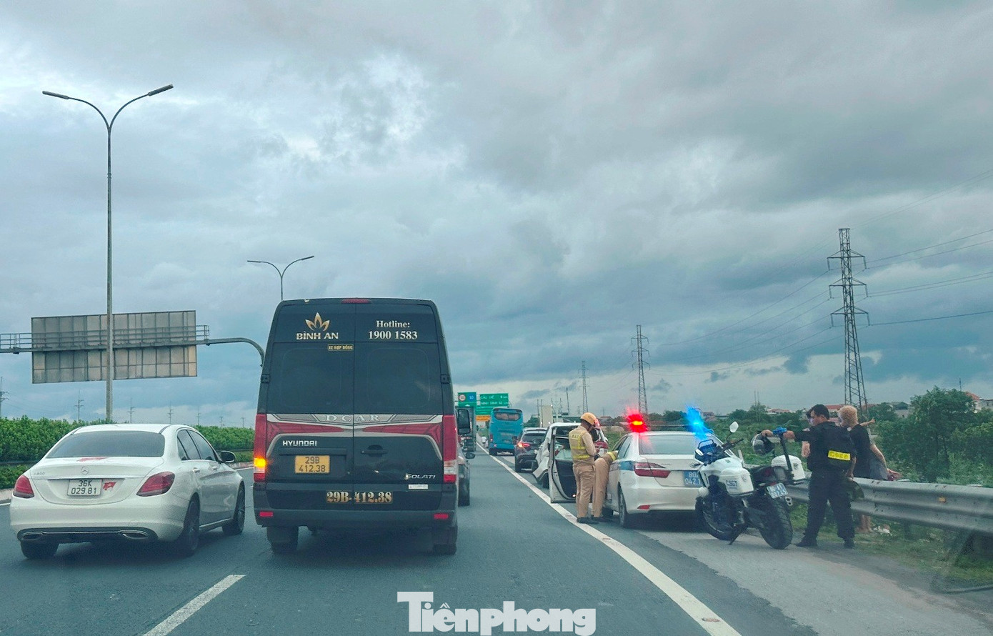 Phương tiện tăng gấp 2 - 3 lần, cửa ngõ Hà Nội và cao tốc ùn tắc kéo dài- Ảnh 9. Phương tiện tăng gấp 2 - 3 lần, cửa ngõ Hà Nội và cao tốc ùn tắc kéo dài- Ảnh 9.