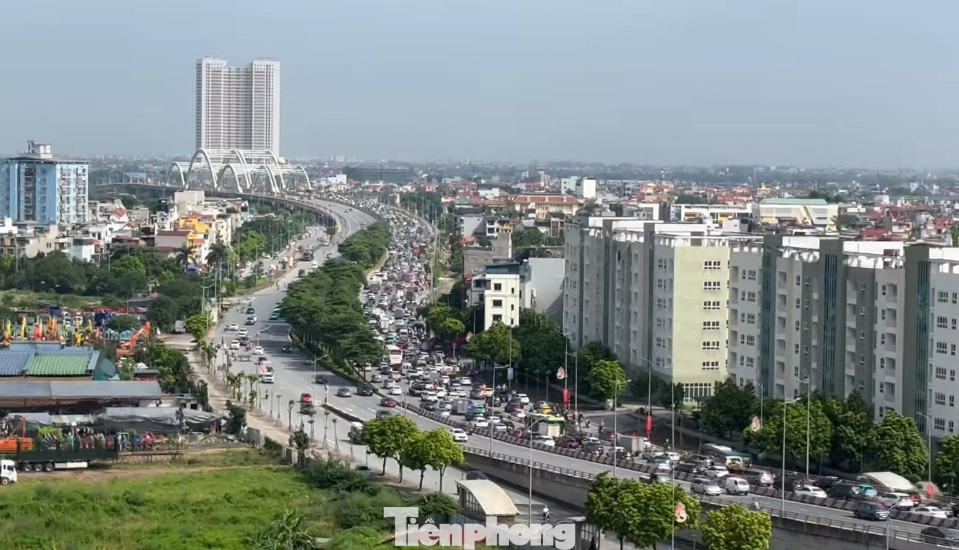Phương tiện tăng gấp 2 - 3 lần, cửa ngõ Hà Nội và cao tốc ùn tắc kéo dài- Ảnh 5. Phương tiện tăng gấp 2 - 3 lần, cửa ngõ Hà Nội và cao tốc ùn tắc kéo dài- Ảnh 5.