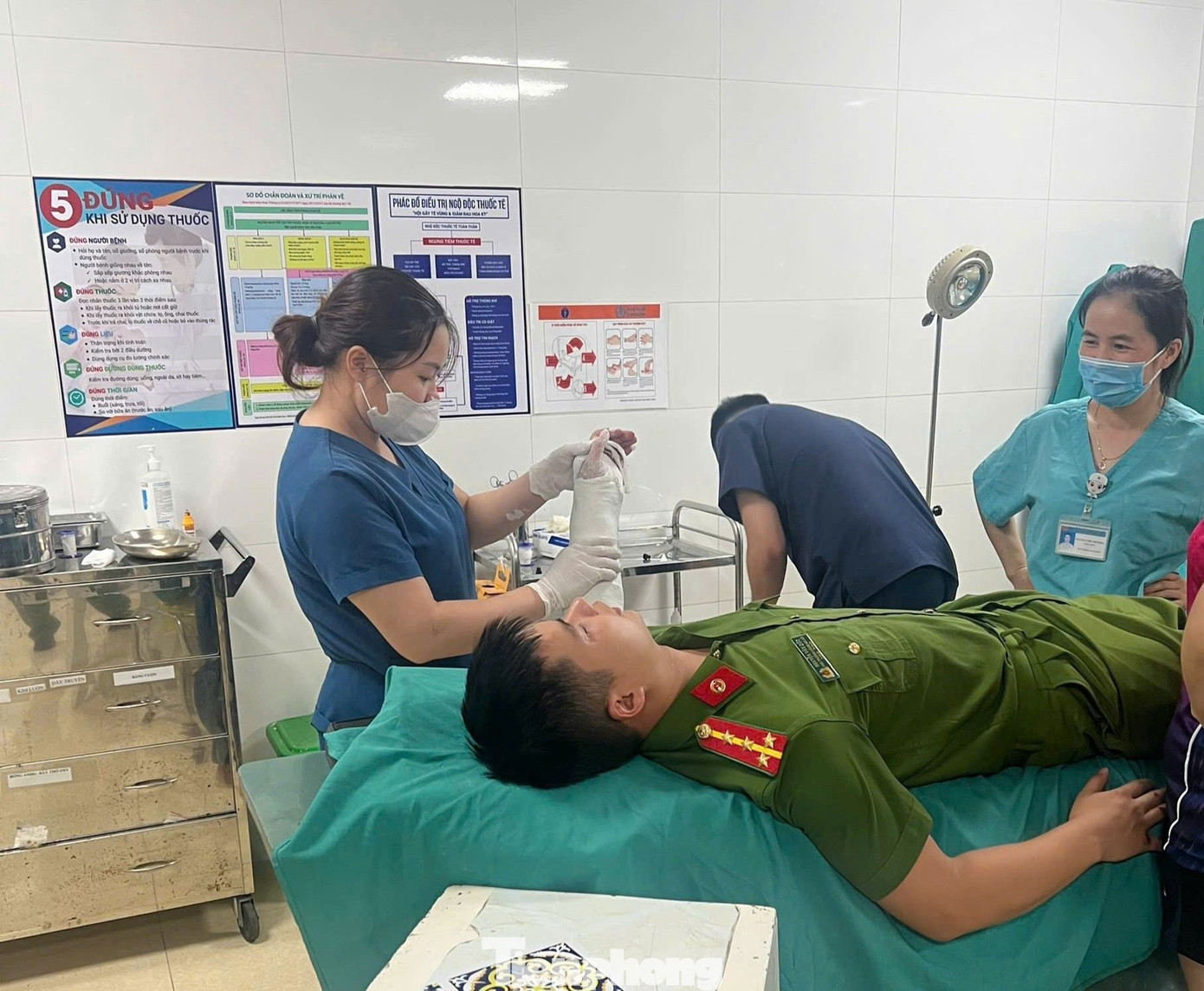 Tạm giữ đối tượng dùng đòn gánh đánh gãy tay phó trưởng công an xã- Ảnh 1.