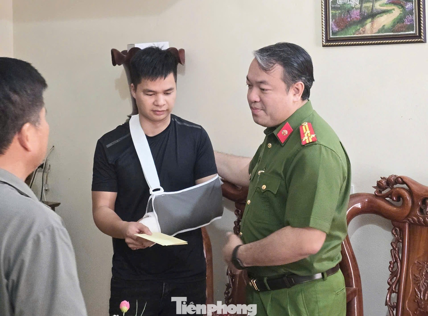 Tạm giữ đối tượng dùng đòn gánh đánh gãy tay phó trưởng công an xã- Ảnh 2.