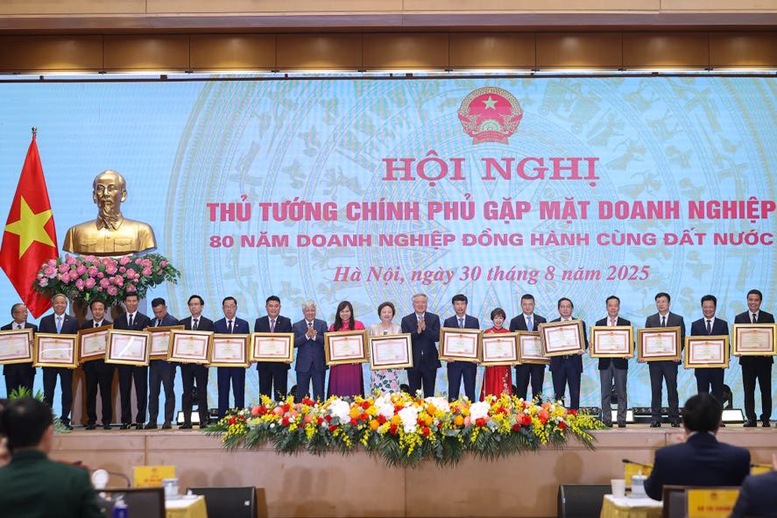Tập đoàn Geleximco, Sun Group, BRG và loạt doanh nghiệp lớn nhận bằng khen của Thủ tướng Chính phủ- Ảnh 3. Tập đoàn Geleximco, Sun Group, BRG và loạt doanh nghiệp lớn nhận bằng khen của Thủ tướng Chính phủ- Ảnh 3.
