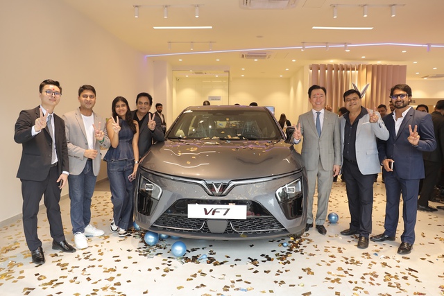 Chưa khai trương, dân Ấn Độ vẫn ào tới các showroom VinFast, sôi sục chờ một thông tin- Ảnh 5.