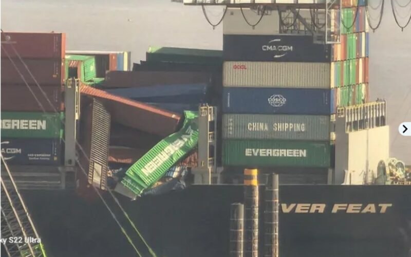 Hai tàu Evergreen gặp nạn liên tiếp: Hơn 50 container rơi xuống biển- Ảnh 2.