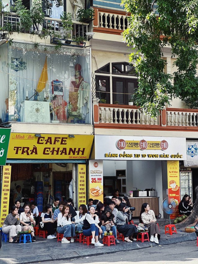 Chuyện lạ giữa mùa hè Hà Nội: Nắng 40 độ nhưng có 1 nơi dân tình Chuyện lạ giữa mùa hè Hà Nội: Nắng 40 độ nhưng có 1 nơi dân tình