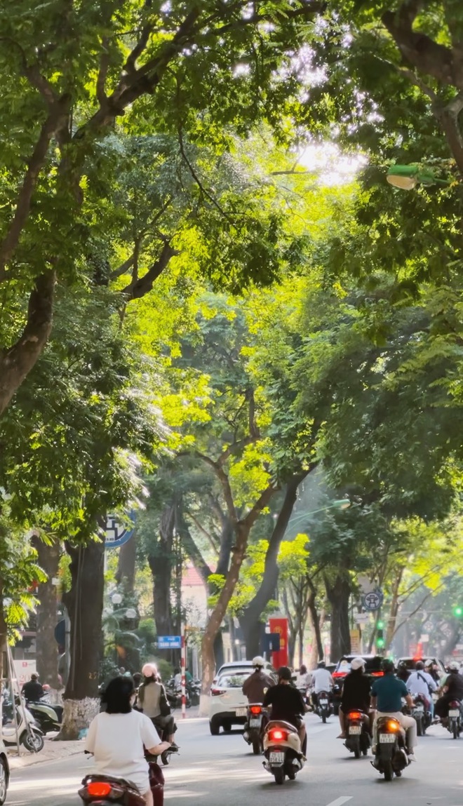 Chuyện lạ giữa mùa hè Hà Nội: Nắng 40 độ nhưng có 1 nơi dân tình Chuyện lạ giữa mùa hè Hà Nội: Nắng 40 độ nhưng có 1 nơi dân tình
