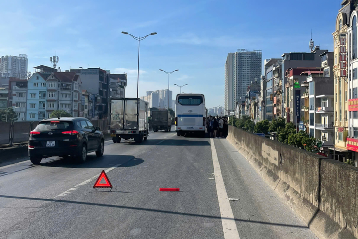Truy tìm người đàn ông rút chìa khoá xe rồi bỏ đi khiến hành khách phơi nắng suốt 1 giờ- Ảnh 3. Truy tìm người đàn ông rút chìa khoá xe rồi bỏ đi khiến hành khách phơi nắng suốt 1 giờ- Ảnh 3.