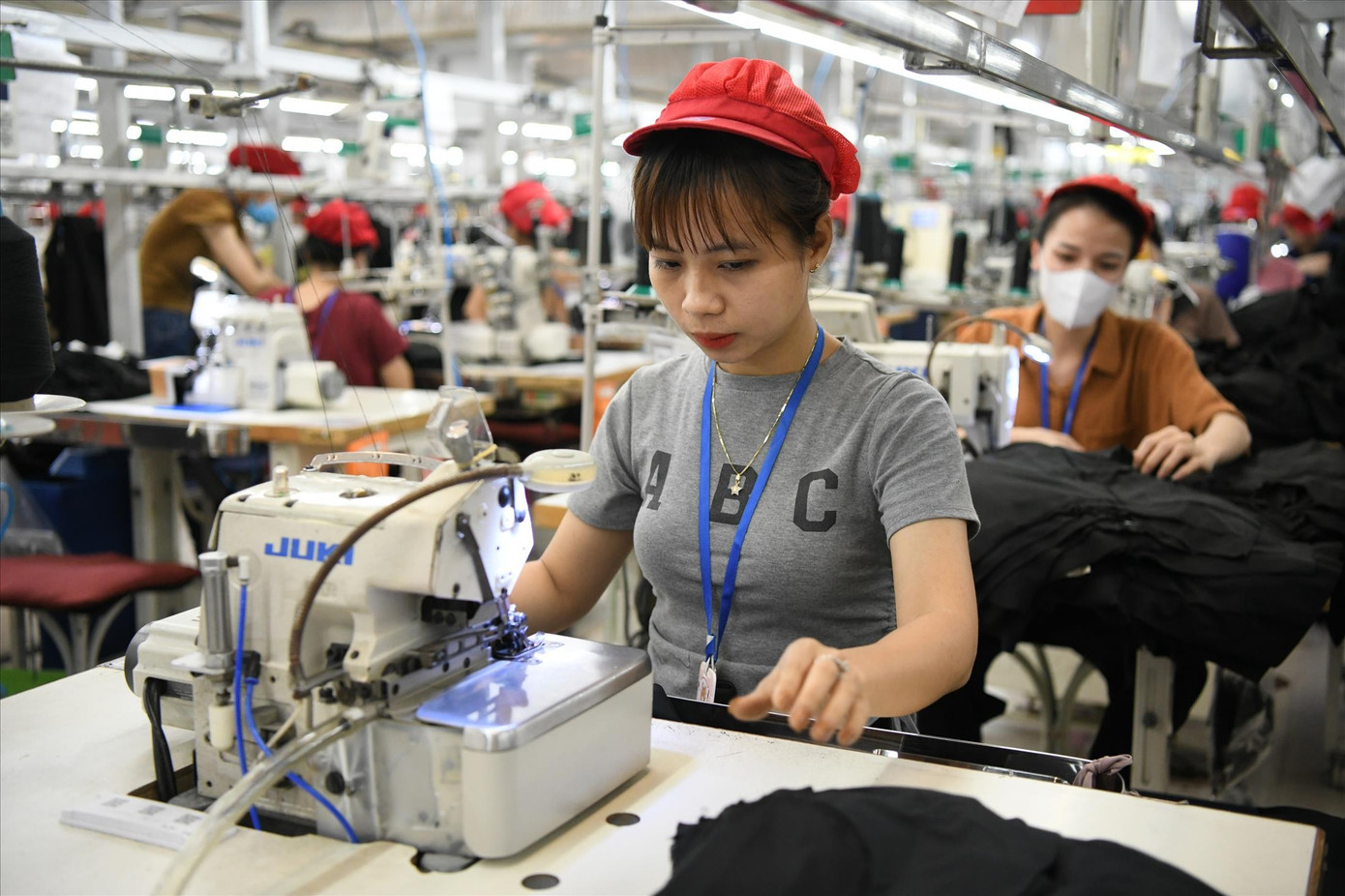 Mỹ áp thuế 20% với hàng xuất khẩu Việt Nam: Dệt may, thủy sản tìm cơ hội mới để giữ thị phần- Ảnh 1. Mỹ áp thuế 20% với hàng xuất khẩu Việt Nam: Dệt may, thủy sản tìm cơ hội mới để giữ thị phần- Ảnh 1.