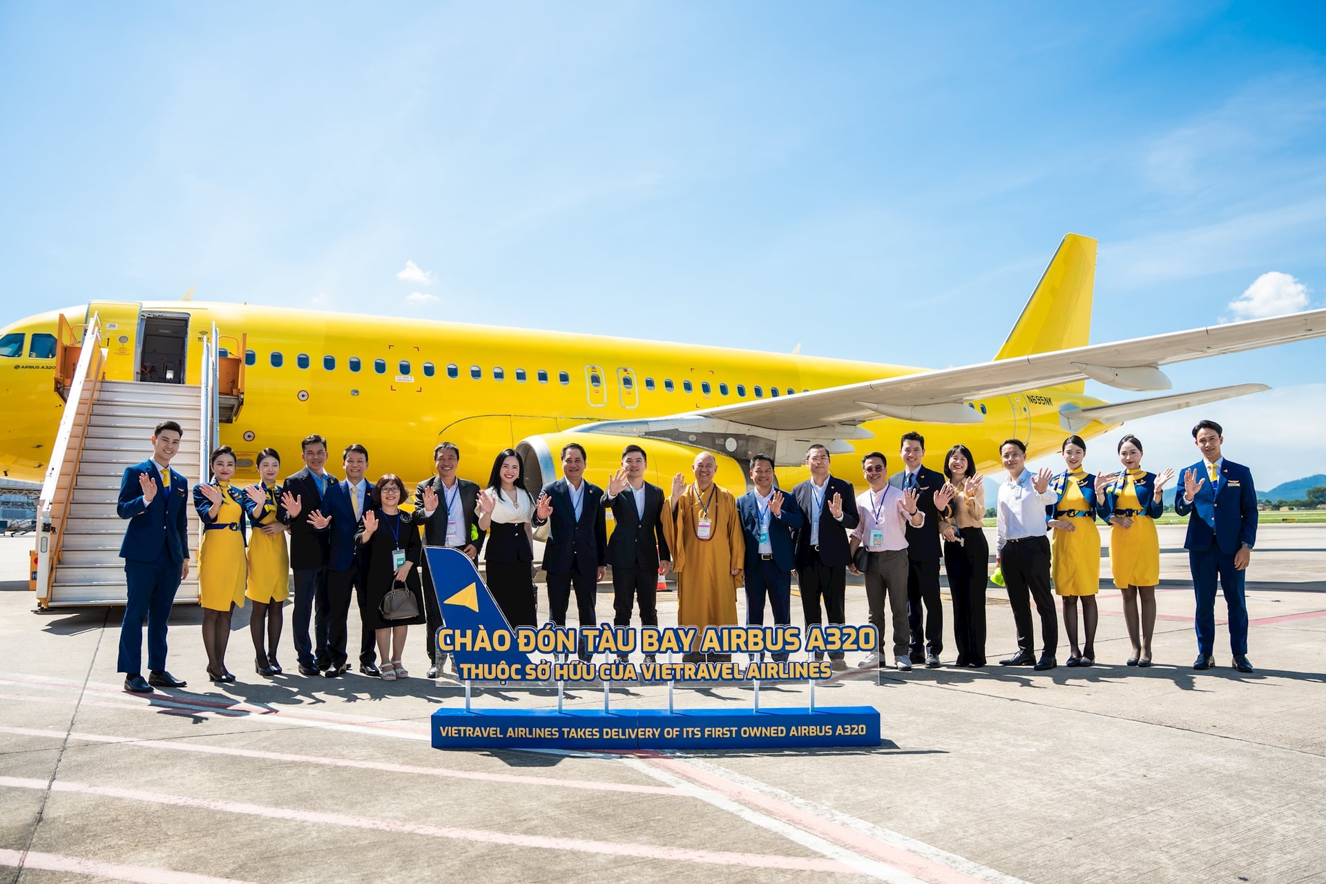 Vietravel Airlines đón thêm tàu bay Airbus thứ 2, cổ phiếu gia đình bầu Hiển tăng kịch trần- Ảnh 3.