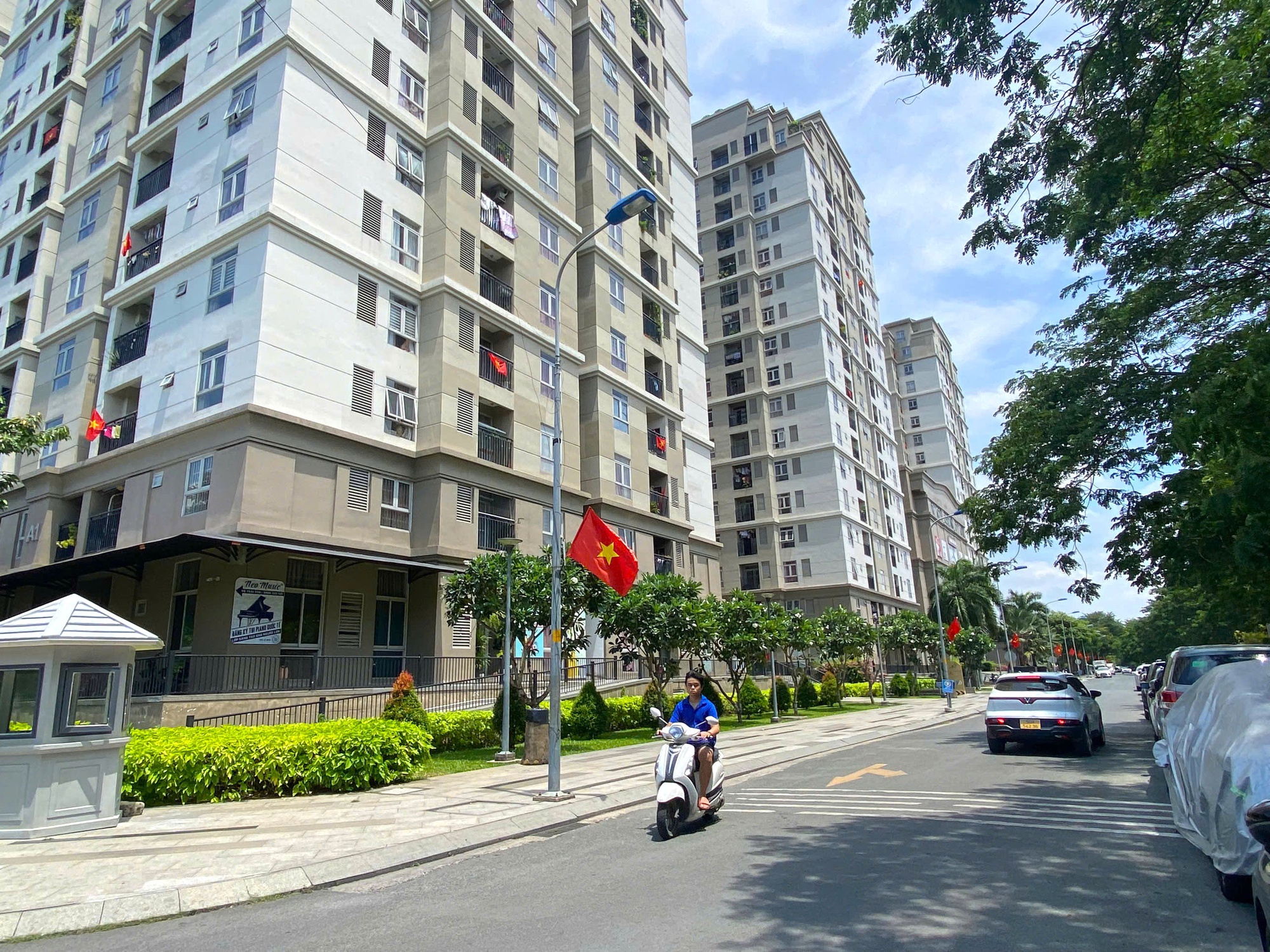 TP HCM: Họp tháo gỡ vướng mắc để cấp sổ hồng cho 108.000 căn hộ- Ảnh 1. TP HCM: Họp tháo gỡ vướng mắc để cấp sổ hồng cho 108.000 căn hộ- Ảnh 1.