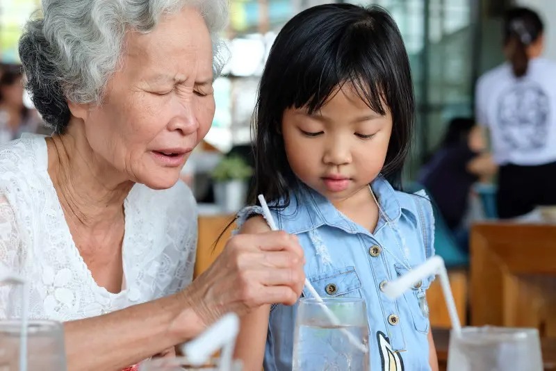 "Bà lại đến ăn miễn phí" - Câu nói của đứa cháu 5 tuổi khiến bà bật khóc, ai nấy chỉ trích người mẹ- Ảnh 1.