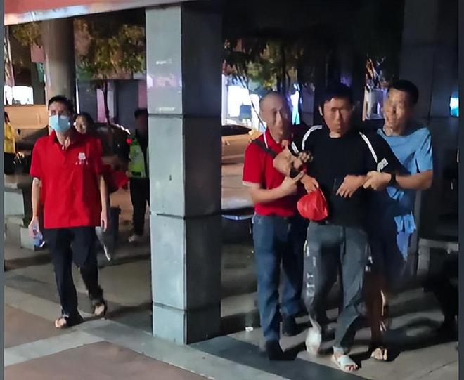 Trượt đại học rồi mất tích 8 năm, ngày gặp lại cha, nam thanh niên hét lớn: "Tôi không biết ông là ai!"- Ảnh 1.