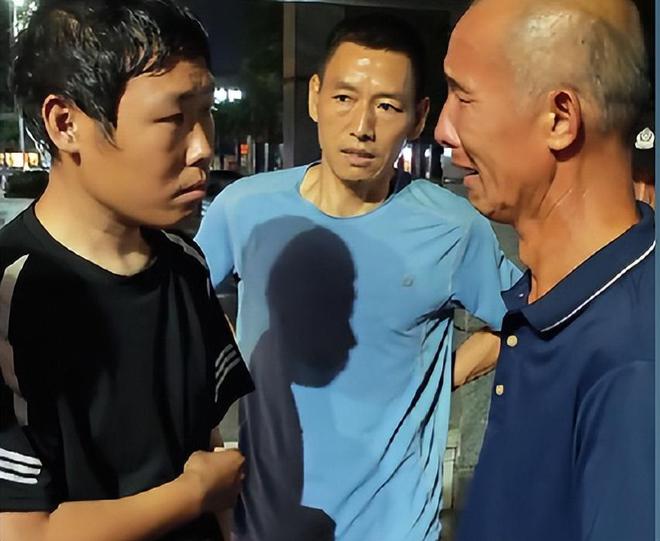 Trượt đại học rồi mất tích 8 năm, ngày gặp lại cha, nam thanh niên hét lớn: "Tôi không biết ông là ai!"- Ảnh 3.