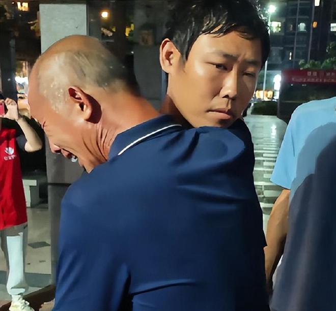 Trượt đại học rồi mất tích 8 năm, ngày gặp lại cha, nam thanh niên hét lớn: "Tôi không biết ông là ai!"- Ảnh 4.