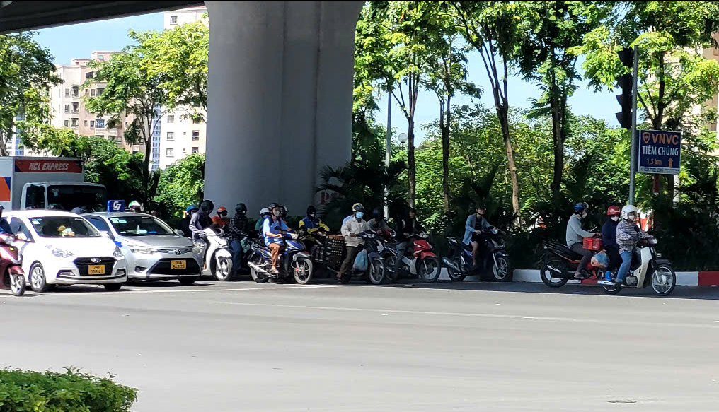 Nắng nóng "đổ lửa", miền Bắc có nơi trên 39 độ C- Ảnh 2. Nắng nóng "đổ lửa", miền Bắc có nơi trên 39 độ C- Ảnh 2.