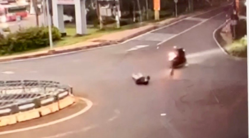 Xe tải kéo đứt dây cáp viễn thông, người đi xe máy bị quật văng giữa đường- Ảnh 1. Xe tải kéo đứt dây cáp viễn thông, người đi xe máy bị quật văng giữa đường- Ảnh 1.