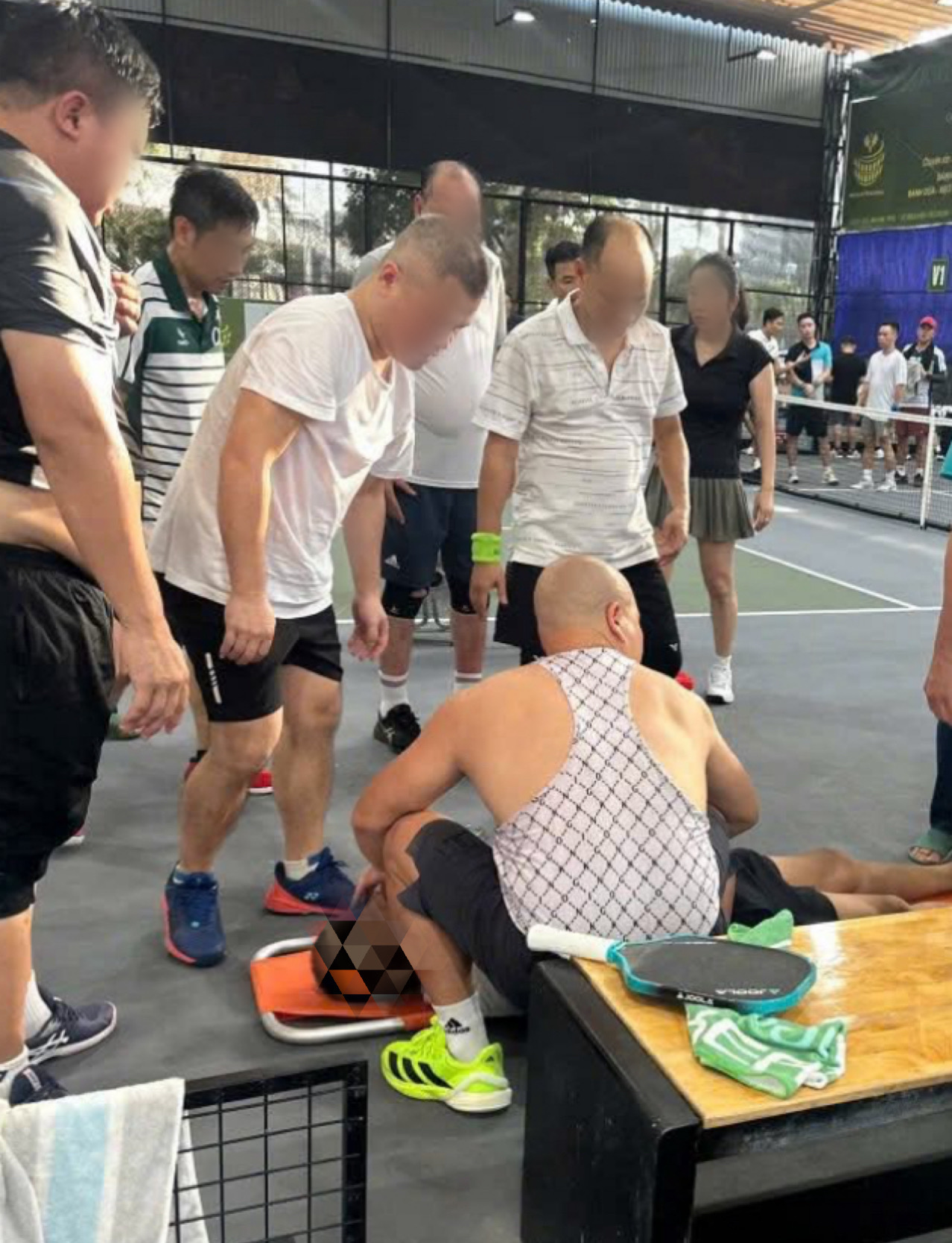 Người đàn ông bất tỉnh khi chơi pickleball giữa thời tiết nắng nóng như đổ lửa- Ảnh 1.