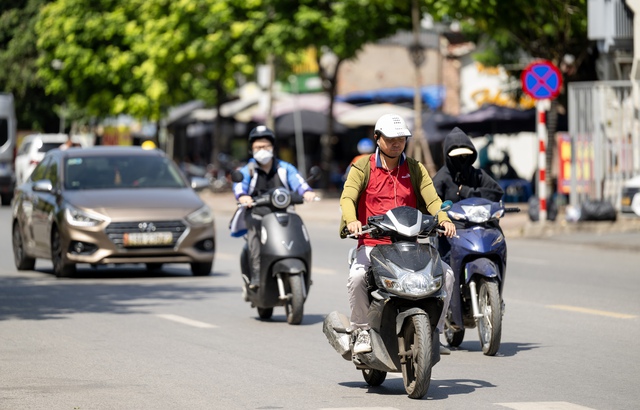 Hình ảnh Hà Nội ngày 40 độ C: Bước ra đường, muốn bốc hoả!- Ảnh 3.