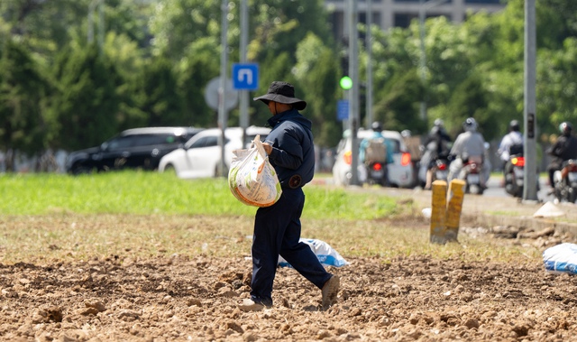 Hình ảnh Hà Nội ngày 40 độ C: Bước ra đường, muốn bốc hoả!- Ảnh 8.