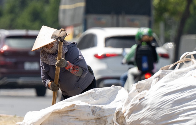 Hình ảnh Hà Nội ngày 40 độ C: Bước ra đường, muốn bốc hoả!- Ảnh 9.