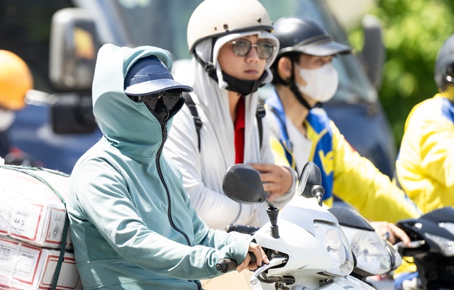 Hình ảnh Hà Nội ngày 40 độ C: Bước ra đường, muốn bốc hoả!- Ảnh 1.