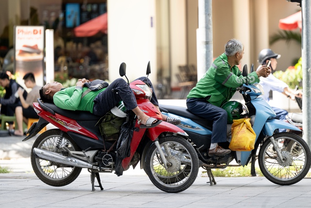 Hình ảnh Hà Nội ngày 40 độ C: Bước ra đường, muốn bốc hoả!- Ảnh 7.