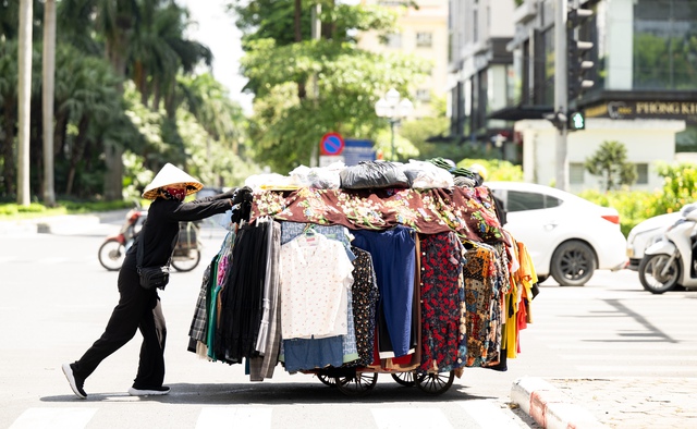 Hình ảnh Hà Nội ngày 40 độ C: Bước ra đường, muốn bốc hoả!- Ảnh 5.